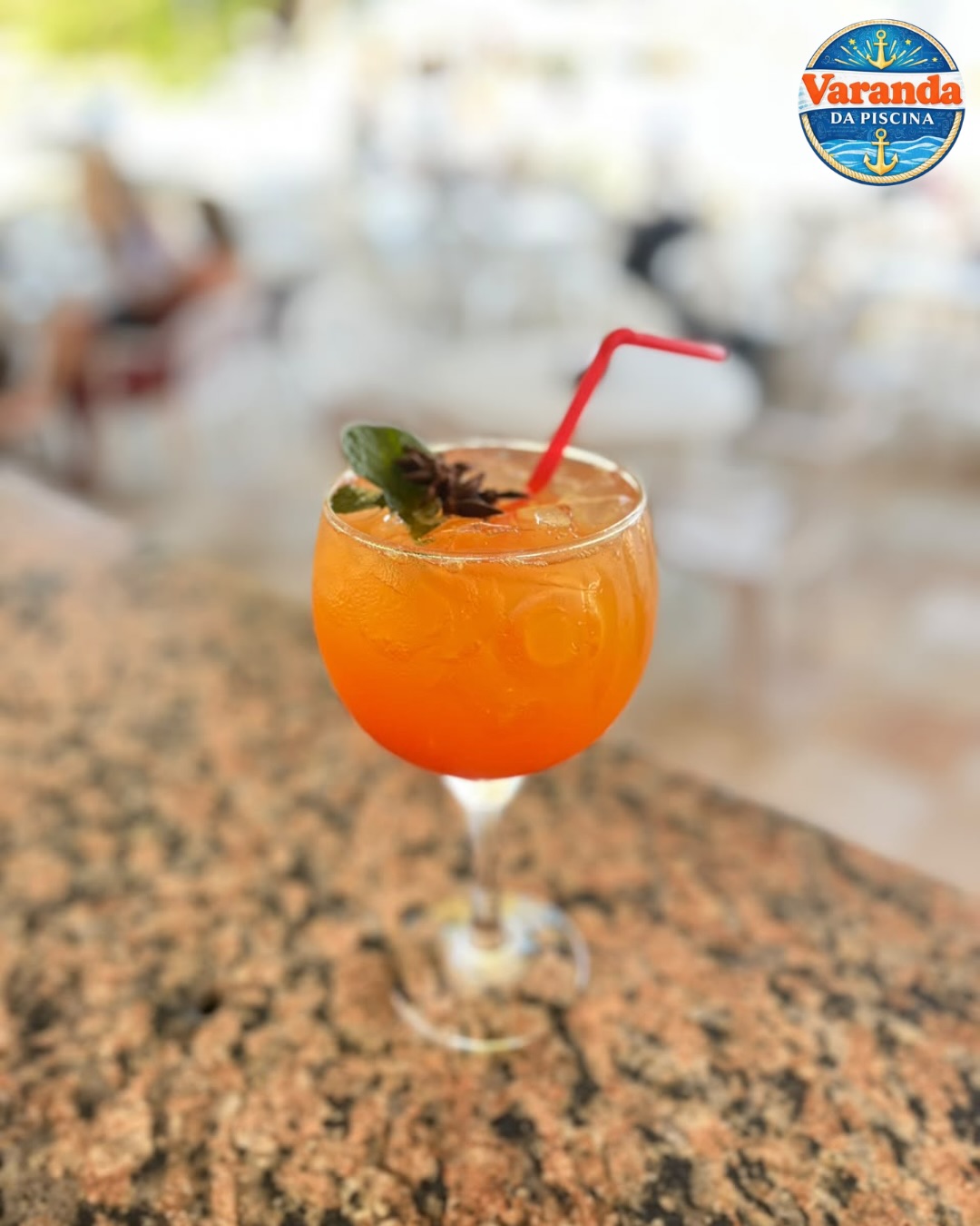 Drink laranja servido na Varanda da Piscina