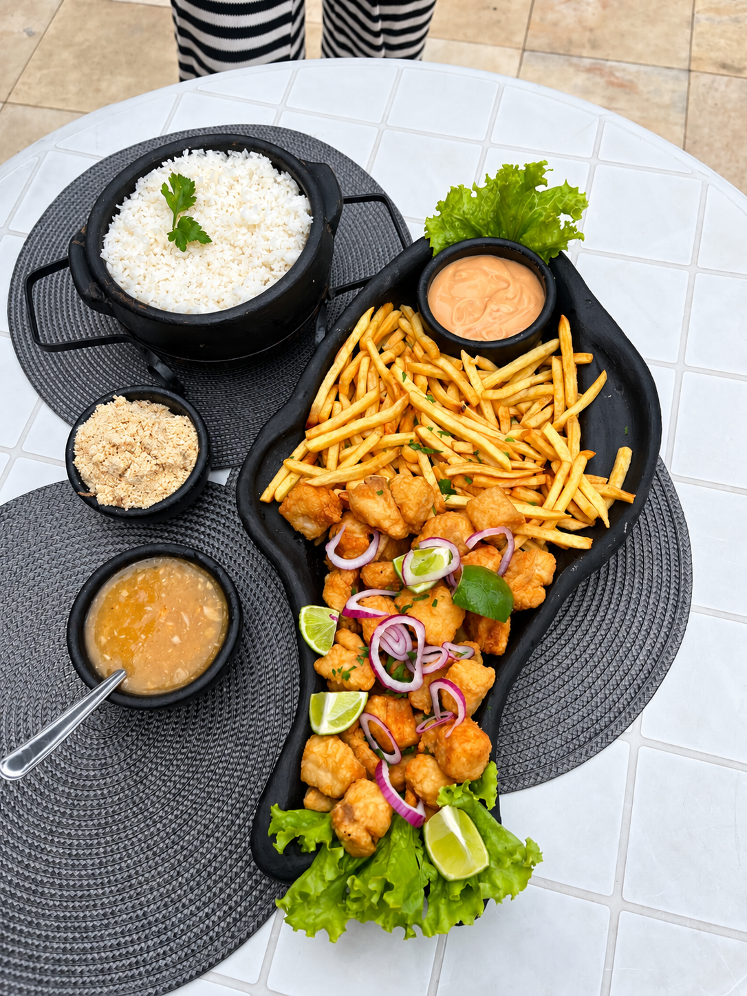 Le Comodoro servido com gurjão de peixe, fritas, arroz, farofa e molho
