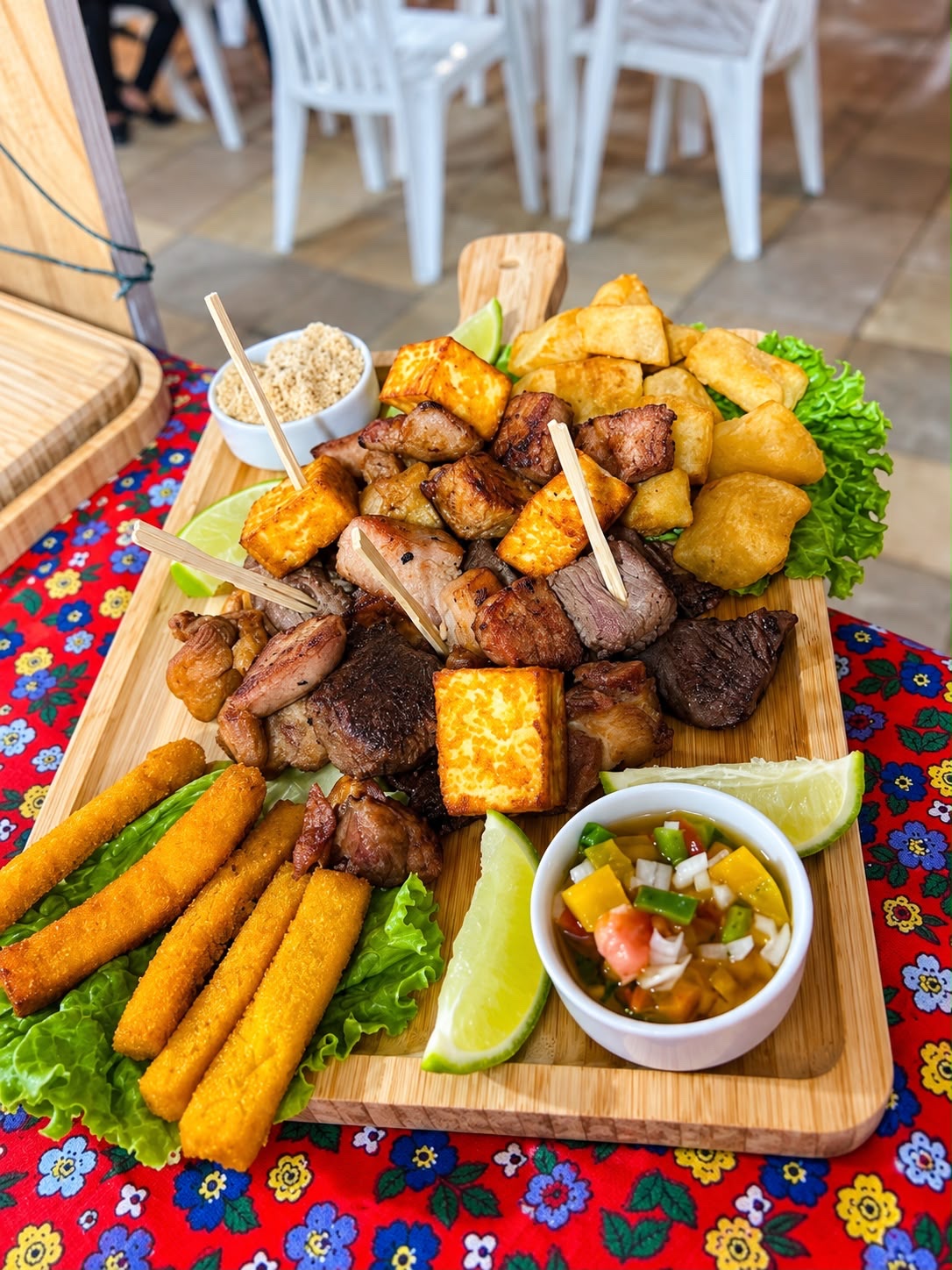 Entrevero Gaúcho com carnes, queijo coalho e acompanhamentos